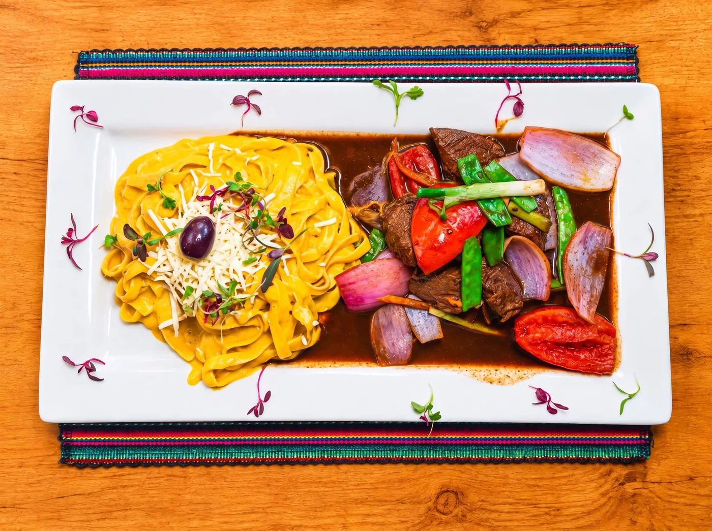 Fettuccine a la huancaína con lomo saltado